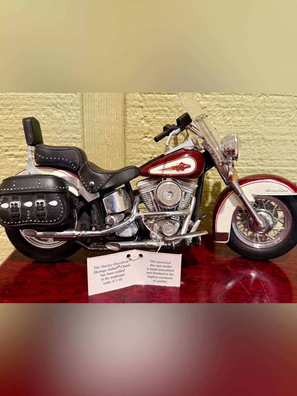 Harley-Davidson Heritage Softail Classic 1:10 Scale Die-Cast Motorcycle Model